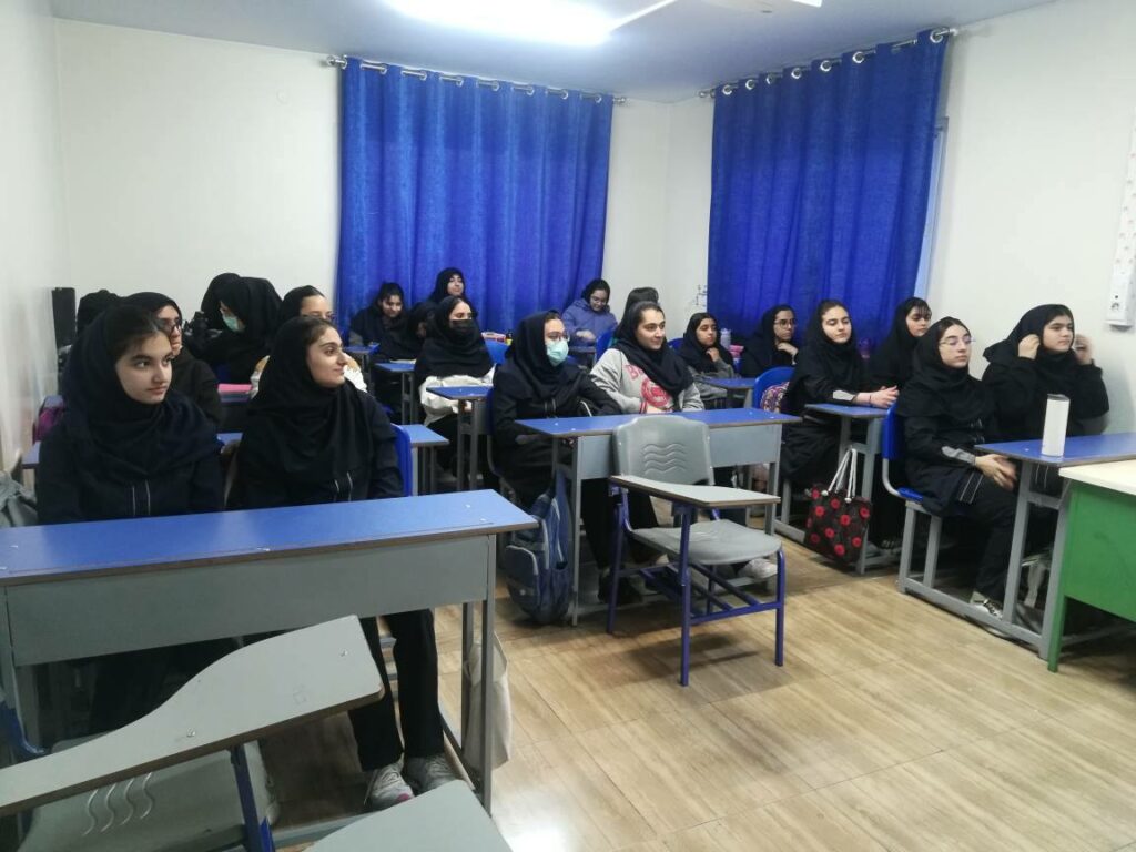 آشنایی دانش‌آموزان با رشته حقوق ۴
